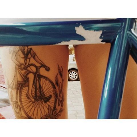 javi-ballestero:  #tatoo #frame #legs #lifestyle #fixiegirl #girlbike #ridegirl #bikelifestyle #urba