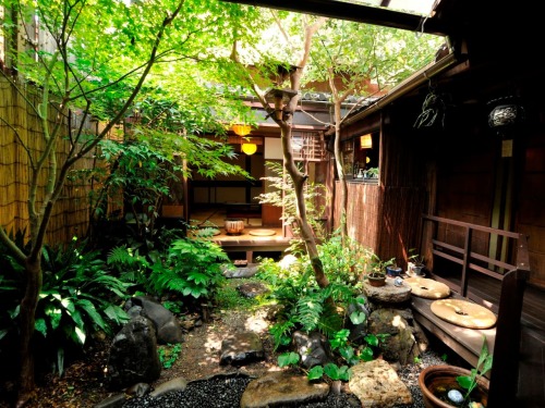 grandmawitch: I love this style of Japanese home!That garden!