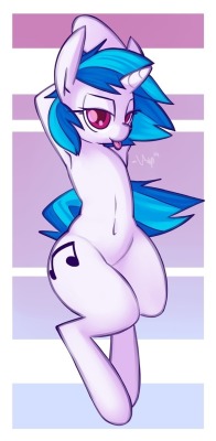 mlpafterdark4ever:  VINYL IS BEST PONY! ^_^ ~Taylor 