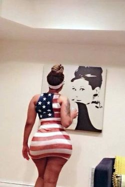 pearhub:  #thick #booty #dress  I would salute