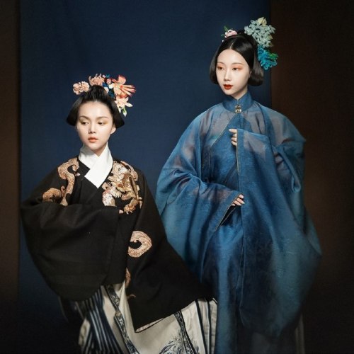 ziseviolet:Traditional Chinese hanfu and hair ornaments called “ronghua” (velvet fl