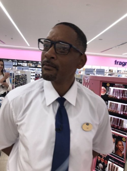 pvstelheart: lovecarriemost: vuittonable: Will Smith went to London and dressed up as a Boots sales 
