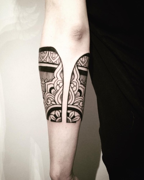 tattoodagmar:Oriental stuff… #ornamentaltattoo #orientaltattoo #dotwork #tattoodagmar #theliner