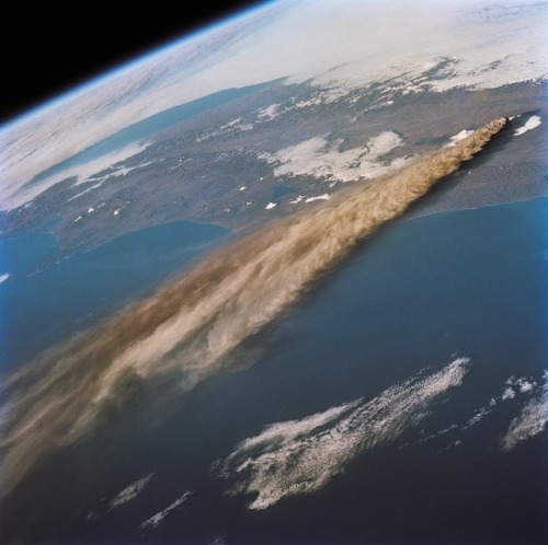 atraversso: Two Spectacular Photographs of a Volcanic Eruption as Seen from Space by Endeavour