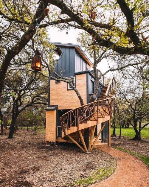 happygetlucky17: lilbitsavages: utwo: The Treehouses at HoneyTree FarmFrediricksburg Texas© HoneyTre