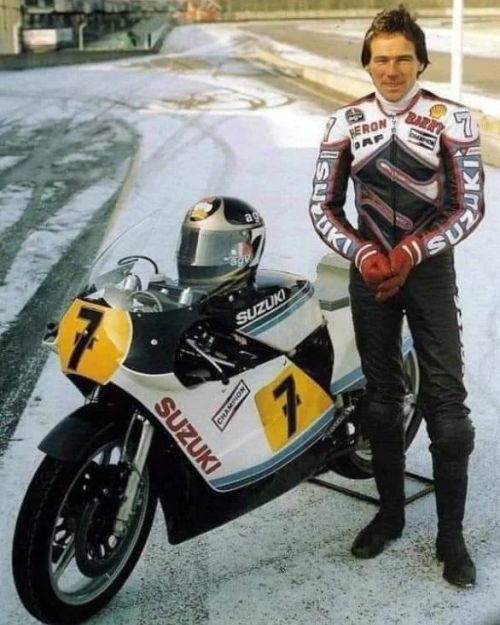 Il 10 Marzo 2003 ci lasciava Barry Sheene,
storicamente, è stato il primo pilota del motomondiale a rinunciare al numero 1 di campione del mondo per tenere il suo numero 7 sulle carene, ad indossare tute di pelle colorate (anziché nere, come si usava...