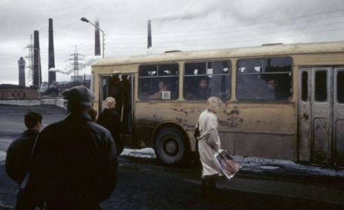 Bus stop in Norilsk (1993). Photo by Jean-Paul Guilloteau.
