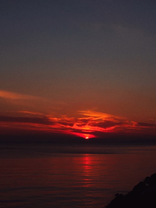 itsfuckedupbabe:  Sunsets by the sea are a reason to live for