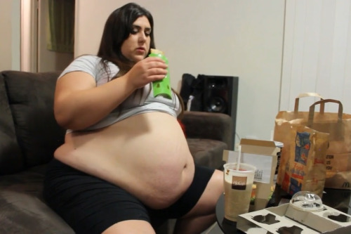 curvygirl-91:  Elle, vaut mieux l’avoir en photo qu’à table! Elle te bouffe