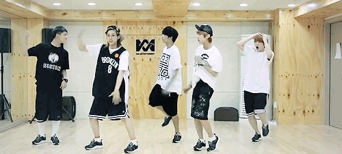 :  이게무슨일이야 (What’s Happening?) dance practice 