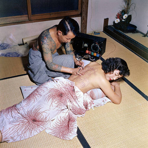 s-h-o-w-a:Japanese tattoo artist Tokumitsu Uchida works over outline of design with needle-pointed e