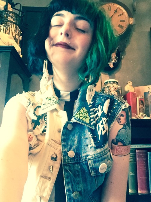eevugh:  Hey at least I can smile even tho I feel like poooooo!