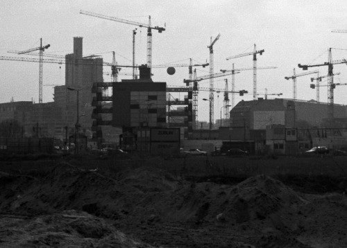 Voßstraße in Mitte, 1997 Blick Richtung Großbaustelle Potsdamer Platz. Im Vordergrund die Infobox au