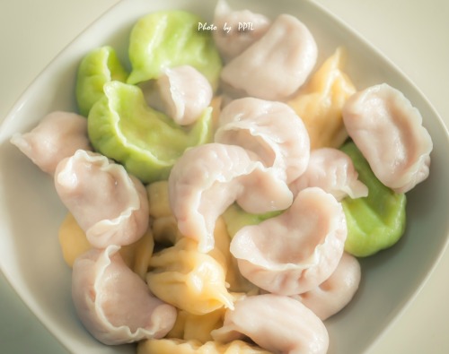 餃子 (SC:饺子；Pinyin: Jiǎo Zi) Other names used commonly in other countries include “Dumplings&rdq