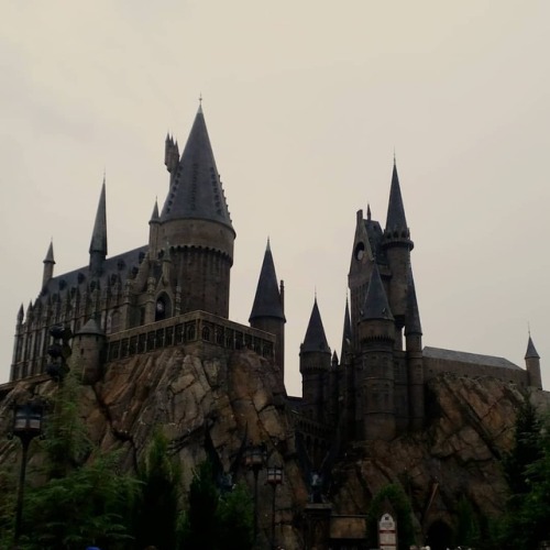 Hogwarts! ☇#harrypotter #hogwarts #wizardingworldofharrypotter #rainyday #PamAndSamDoUSA (at The Wiz