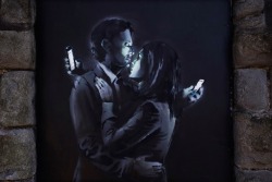 mymodernmet:  Banksy — Mobile Lovers (2014)