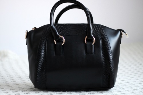 cl-assique:  coco-chanelmademoiselle:  Black and white fashion blog, following back similar  Click f