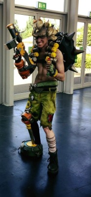 ranneframbling:  proper-nice-that:  arc3u5:  Amazing Junkrat cosplay at GamesCom!  This is the best Junkrat cosplayer I’ve seen! FINALLY somebody done the wig right!  Best one I’ve seen so far, most def!! 
