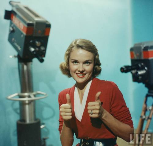 Mary Sue Gifford gives the thumbs up(Howard Sochurek. 1956)