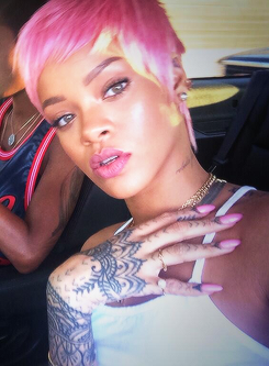 beyonseh:  “@rihanna: Wiggin out!!” 