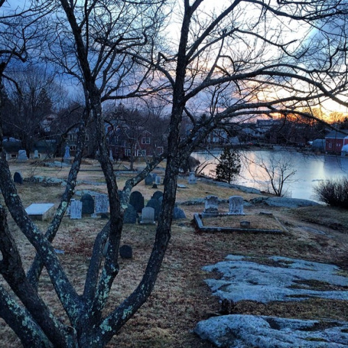 365daysofhorror:  Photos from the cemetery used in Hocus Pocus. It’s in Marble Head, Mass and it is gorgeous. More on my Instagram 