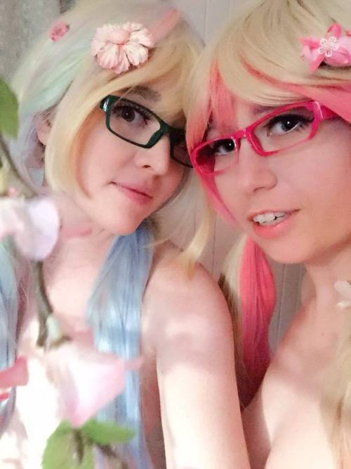 nsfwfoxydenofficial:  Some NSFW behind the scenes from a donation set coming in the spring of me and @usatame. <3Loved the set-up for this one and @shessobootyful was a doll shooting it with us! c:Stay tuned for more cute selfie shots on here from