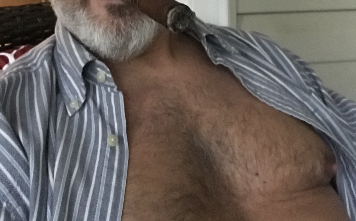 ferrumx:  Era el rito de los domingos. Mientras Él se fumaba el puro , tú le comías