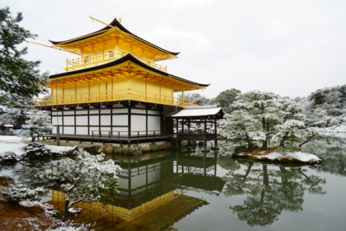 nihongo: chitaka45: 京都 金閣寺 ❄️雪景色❄️2018年1月14日 kyoto kinkakuji temple 14.1.2018  まるで絵葉書のような、美しい雪の金閣寺。寒