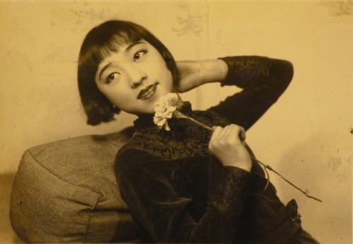 戦時中アイドル　明日待子Wartime-era idol, Ashita Matsuko (1920 - )Ashita Matsuko is a former popular actress and