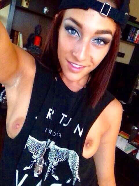 selfiestream:  http://bloggingdrunk.com/selfies