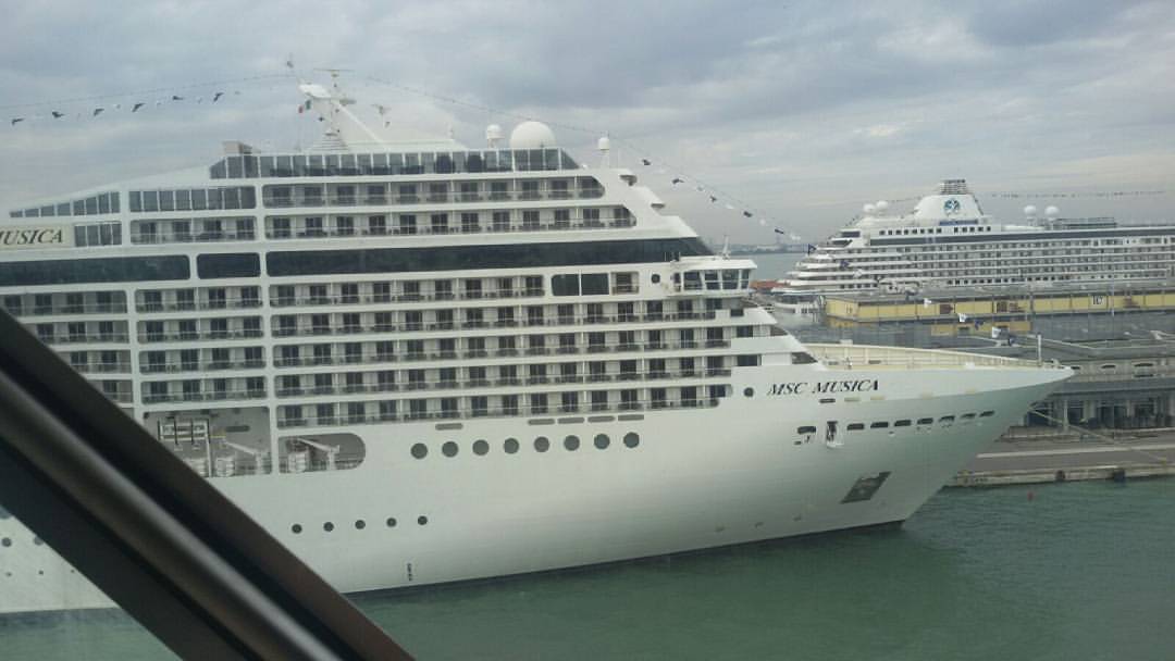 #veniceIn port…from #mscmagnifica we can see #mscmusica & #crystalserenity!!#thankyou to @sabrina_cartaorange_mantovaGrazie a Sabrina per lo scatto!#crazycruises #crociere #travelgram #igtravel #cutie #happy #visitship #cruiseship #cruising...