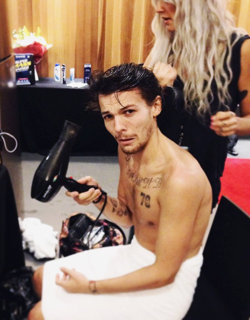 blamestyles:  “@onedirection: Quick blow dry pre show” 