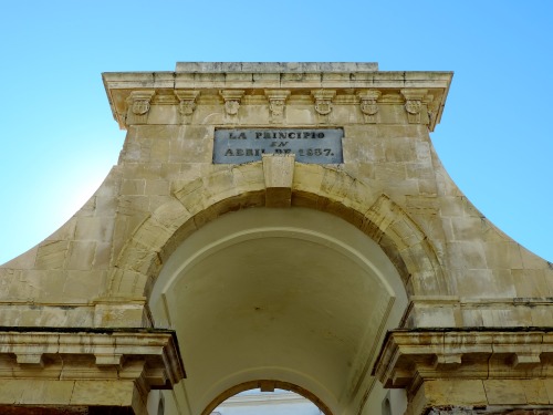 Arco sobre la entrada al Mercado, Cádiz, 2016.