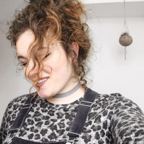 Morning #curlyhair #happy #fblogger #fotd #leopardprint #chokers #curlsfordays