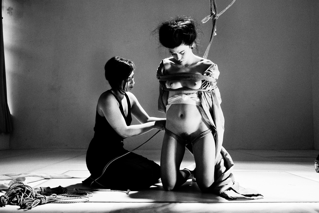 gorgone-kinbaku:  « Skin white as snow, lips red as blood, and hair black as