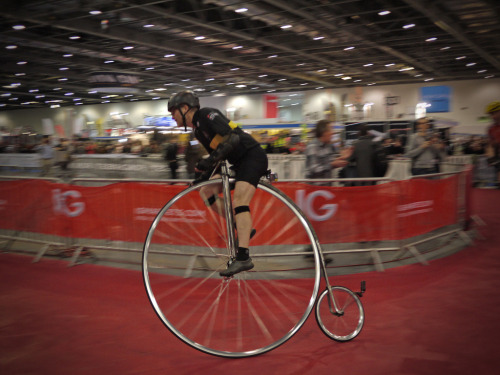 bisikleta:  Penny Farthing Racing -London Bike Show 2013 (by Shutt Velo Rapide)
