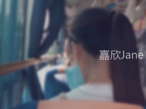 mfjxjane: 【嘉欣宝宝的日常露出】 宝宝跟闺蜜出去玩回来坐公交，正值下班高峰期，公交车上满满的都是人，好不容易有一个座位坐下，宝宝贪玩的欲望就出来了，宝宝坐在位置上偷偷的拉开连衣裙的拉链，然后
