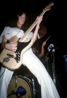 bruiseonmind:  Badass female bassists Kim porn pictures