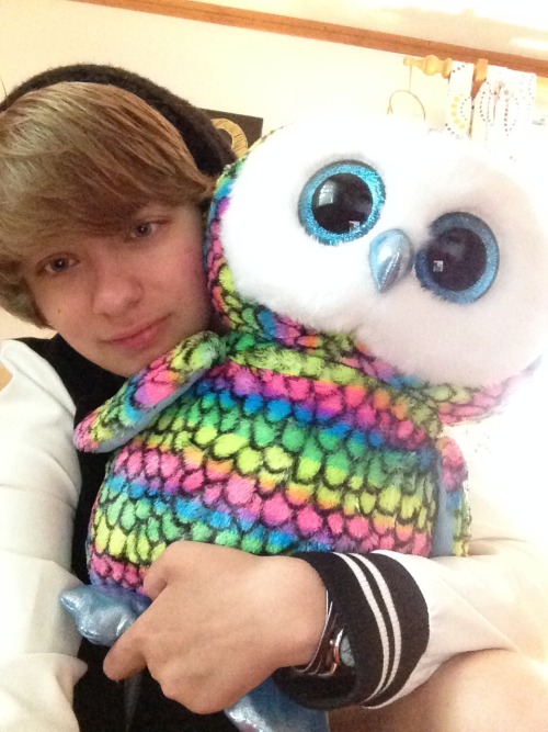 My friend bought me a giant rainbow birb yesterday and I love it.