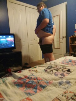 velocitycentral:  fatchasin:  HES NOT MY BF JUST BENEFITS  I wanna see that ass ;)   nice