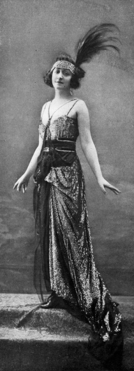 Sélysette Sylva in a dress and coat by Worth, Les Modes 1917 (N174). Photo by Félix.