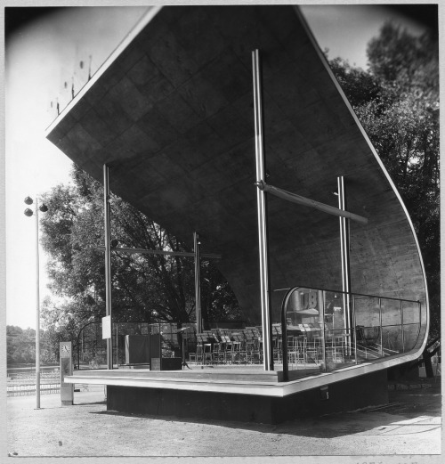 jeroenapers:  Een muziekkapel naar ontwerp van Gunnar Asplund op de tentoonstelling Stockholmsutställningen 1930. Fotograaf: Rosenberg.