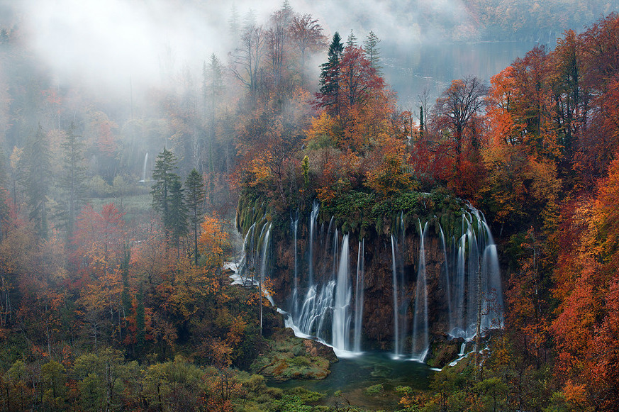 a-precis:  nubbsgalore:  the interconnected and cascading lakes and waterfalls of