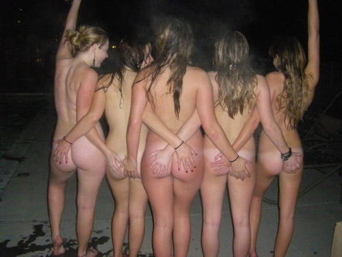 thlop1:  Groups of girls mooning!