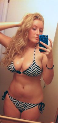 muddledbubble:  Excellent looking picture of hot cutie http://is.gd/EGpSa02GI4CKlGa