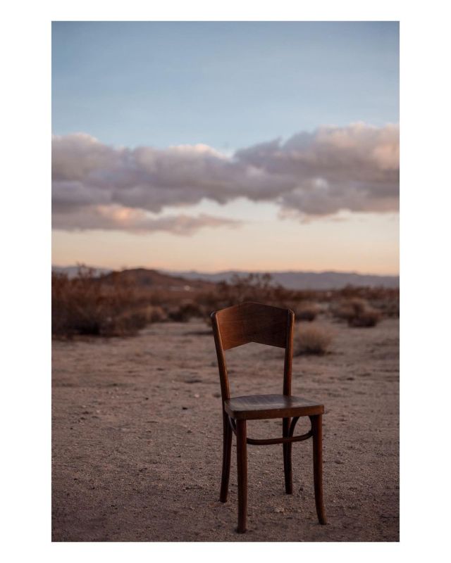 Une chaise, un désert, du vent, mais sans la bombe @maeva_moha_  - - - #desert #desertphotography #gfx100s #gfx #fujifilmgfx #mediumformatphotography #mediumformat #windowphotography  #desert #desertphotography #roadtrip #skyporn #nature #empty #travel #travelgram #goodlife #life #thelightilove  #instatravel #LA #gradient (at Joshua Tree, California) https://www.instagram.com/p/CeBmM7BLgr9/?igshid=NGJjMDIxMWI= #desert#desertphotography#gfx100s#gfx#fujifilmgfx#mediumformatphotography#mediumformat#windowphotography#roadtrip#skyporn#nature#empty#travel#travelgram#goodlife#life#thelightilove#instatravel#la#gradient