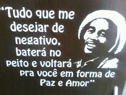 maconha:  “Tudo que me desejar de negativo, baterá no peito e voltará pra você em forma de paz e amor.”