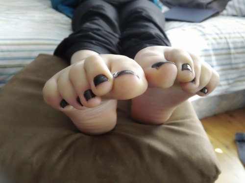 worldoffeet: Beautiful toes with black painted nails