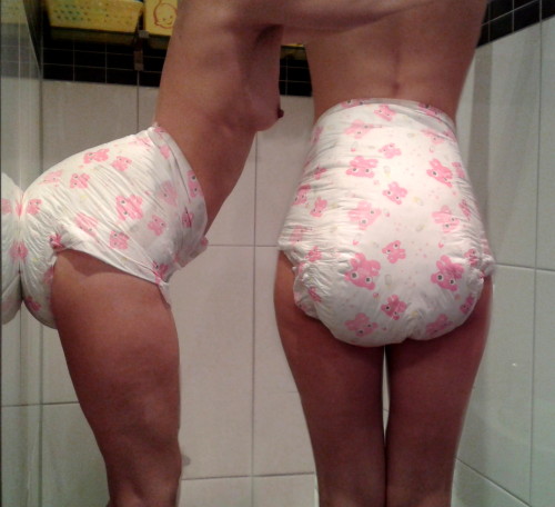 Aww So Thick !I’m wearing my Aww So Cute diaper with four stuffers ^_^Reblog if you like it so I know you want to see me do it again :-)Xx Emma