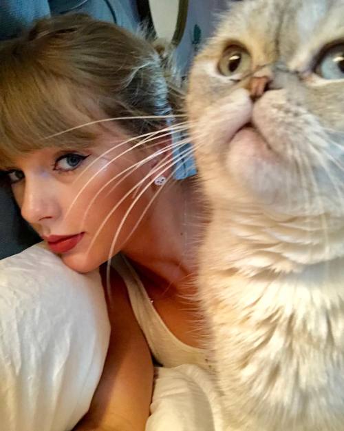 taylorswift - Olivia just realized I’m wearing earrings of her...